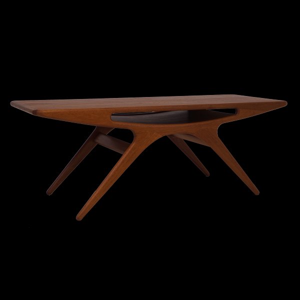 Johannes Andersen, Denmark: "The Smile" teak table. H: 49cm. Top: 52x135cm