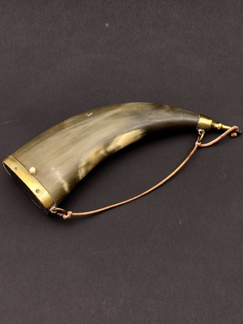 Gunpowder horn 27 cm. cow horn with brass mounting