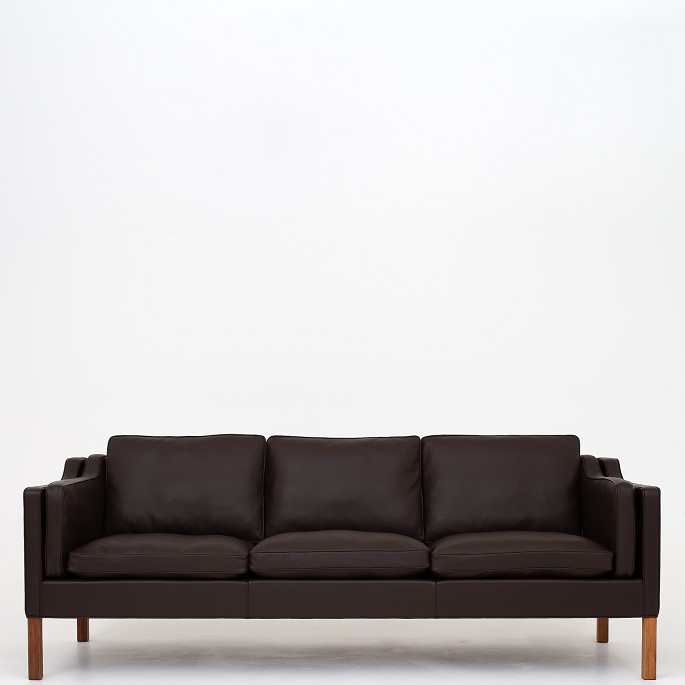 Børge Mogensen / Fredericia Furniture
BM 2213 - Nybetrukket 3 pers. sofa i Savanne Coffee-læder.
Leveringstid: 6-8 uger
Ny-restaureret

