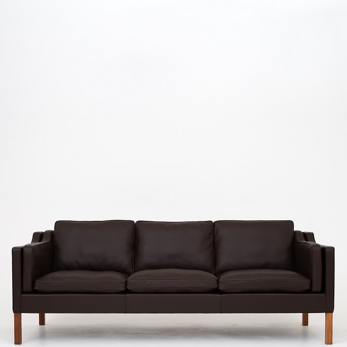 Børge Mogensen / Fredericia Furniture
BM 2213 - Reupholstered three seater sofa in Savanne Coffee leather.
Availability: 6-8 weeks
Renovated
