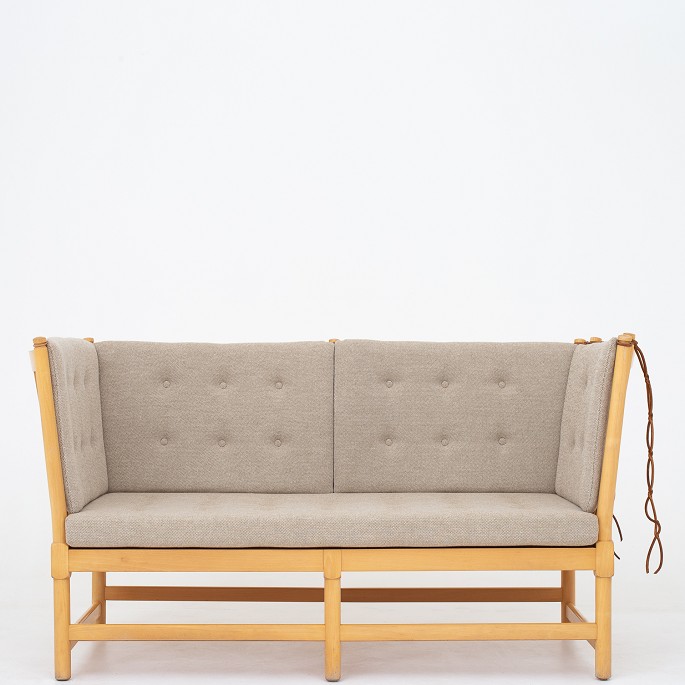 Børge Mogensen / Fredericia Furniture
BM 1789 - Nybetrukket Tremmesofa i uld (Hallingdal 65, kode 220) med stel af 
bøg.
Vidste du, at Tremmesofaen (1945) også blev tegnet af Hans J. Wegner? Sofaen 
fås i flere varianter.
Leveringstid: 6-8 uger
Pæn stand
