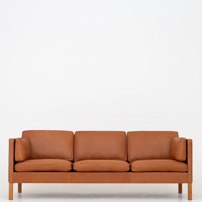Børge Mogensen / Fredericia Furniture
BM 2443 - 3 pers. sofa, nybetrukket i Klassik Cognac-læder (anilin-læder) på 
ben af eg.
Leveringstid: 6-8 uger
Pæn stand
