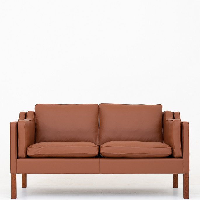 Børge Mogensen / Fredericia Furniture
BM 2212 - Nybetrukket 2 pers. sofa i Savanne Cognac læder. KLASSIK tilbyder 
polstring af sofaen med stof eller læder efter eget valg.
Vidste du, at BM 2212-sofaen (1962) blev tegnet til arkitektens eget hjem? 
Sofaen fås i flere varianter.
Leveringstid: 6-8 uger
Ny-restaureret
