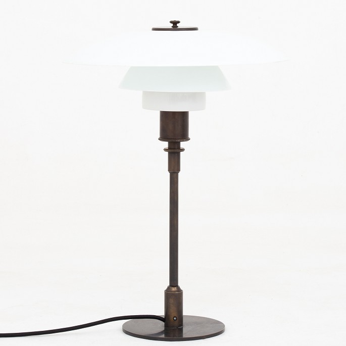 Poul Henningsen / Louis Poulsen
PH 4/3 - Bordlampe i bruneret messing med hvide opalglas-skærme. Mærket 

