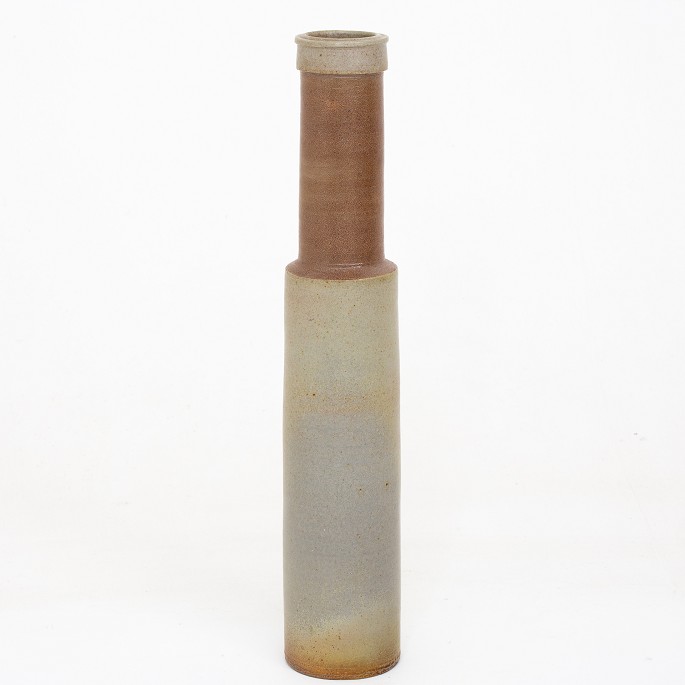 Nils Kähler / Kähler
Stor vase i stentøj med grågrøn og brun glasur. Signeret.
1 stk. på lager
Original stand
