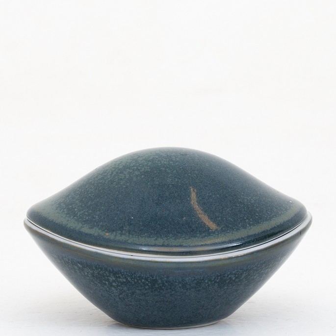 Henning Koppel / Bing & Grøndahl
Bonbonniere i porcelæn med blågrøn spættet glasur. Sjælden.
1 stk. på lager
Original stand
