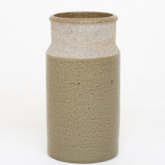 Hertha Bengtsson / Rörstrand
Large jar in chamotte stoneware and with Celadon glaze.
2 pcs. på lager
Original condition
