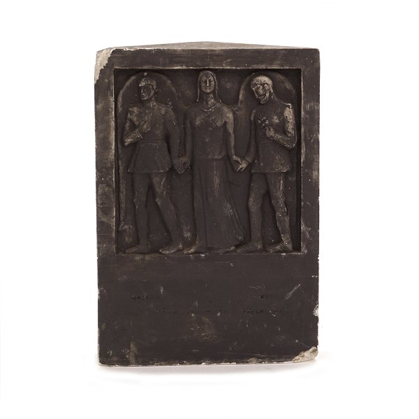 Johannes Bjerg, 1886-1955, Gibsrelief "Unser Gefallenen Söhne 1914-18". Denkmal 
über die gefallenen Schleswiger im Ersten Weltkrieg. H: 34cm. B: 24cm. T: 7,5cm