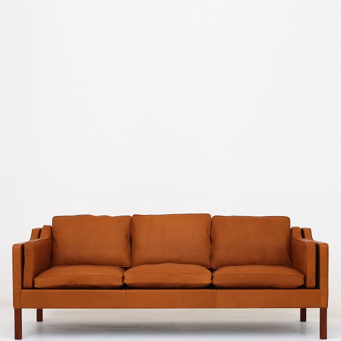 Børge Mogensen / Fredericia Furniture
BM 2213 - Reupholstered 3-seater sofa in Klassik Cognac (aniline leather). 
KLASSIK offers the sofa in textile or leather of your choice. Please contact us 
for more information.
Availability: 6-8 weeks
Renovated
