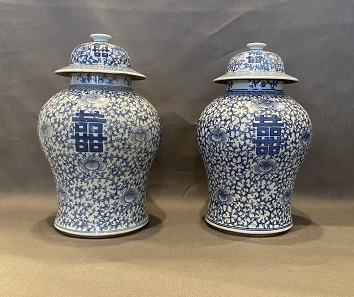 A pair of chinese bojans, 19/20 century
Porcelain in white and blue colours with double luck sign
H: 45 cm
Good condition
