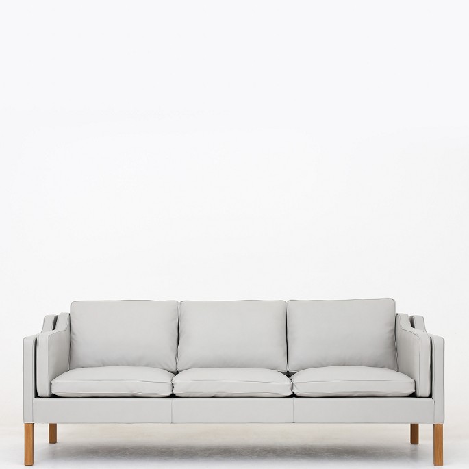 Børge Mogensen
BM 2213 - Nybetrukket 3 pers. sofa i en beskyttet anilin-læder (Shade, farve 
Light Concrete). KLASSIK tilbyder sofaen i tekstil og læder efter eget valg. 
Kontakt os venligst for mere information.
Leveringstid: 6-8 uger
Ny-restaureret
