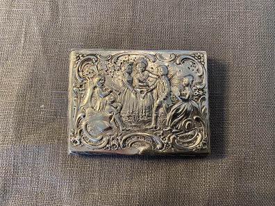 Silver box with decorative motif on lid
Silver 800
7,5 x 5,5x 1,0 cm
Good condition
