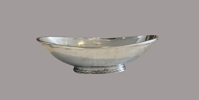 Oval bowl
Sterling, Sweden
B: 9 cm, L:15.5 cm, H: 4 cm
Rey Urban 1950
