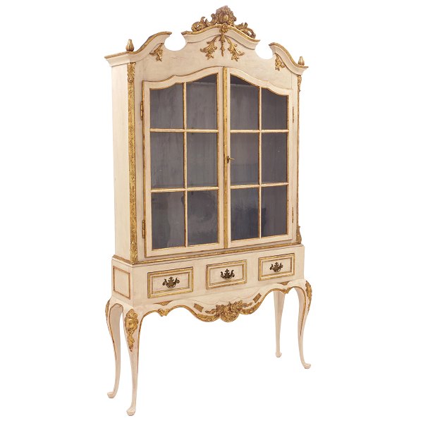 Rococo style display cabinet. Marble white decorated with gilt carvings. H: 
15cm. W: 120cm. D: 32cm