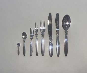 Kaktusbestik, noget før 1945
Georg Jensen
sterling silver
1 suppeske, 6 knive, 625 KR. pr. stk., 6 frokostgafler og 3 dessertskeer, 600 
KR. pr. stk., 12 kagegafler (alle før 1945) 425 Kr. pr. stk., 12 kaffeskeer 275 
KR. pr. stk.
