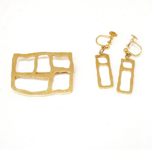 Set of 14kt gold brooch and earrings by Sven Haugaard, Denmark. Size brooch: 
2,8x3,8cm
