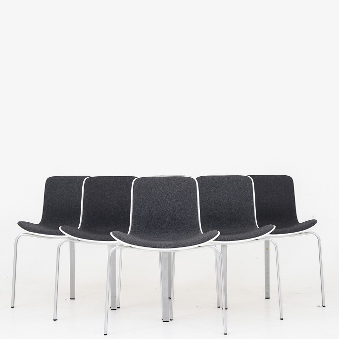 Poul Kjærholm / Fritz Hansen
PK 8 - Sæt á 6 spisestole forside betrukket med grå uld.
1 sæt på lager
Pæn, brugt stand
