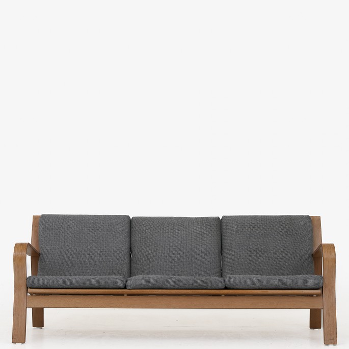 Hans J. Wegner / Getama
GE 671/3 - 3 pers. sofa i formbøjet eg og hynder i grønt uld. Designet i 1967.
1 stk. på lager
Pæn, brugt stand
