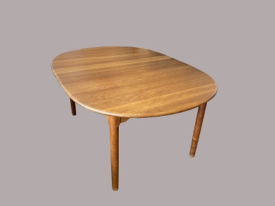 Spisebord med to tillægsplader
Tranekær furniture
Massiv kirsebær
L: 160/260 cm, B:120 cm
Pæn brugt stand (købt i Illums Bolighus)
