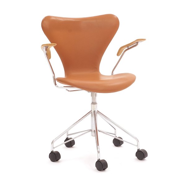 Arne Jacobsen Bürostuhl mit neuem cognacfarbenen Leder. Guter Zustand