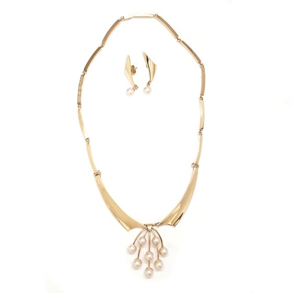Just Andersen, Denmark, set of 14kt gold necklace and earrings with pearls. L: 
41cm. W: 35,1gr