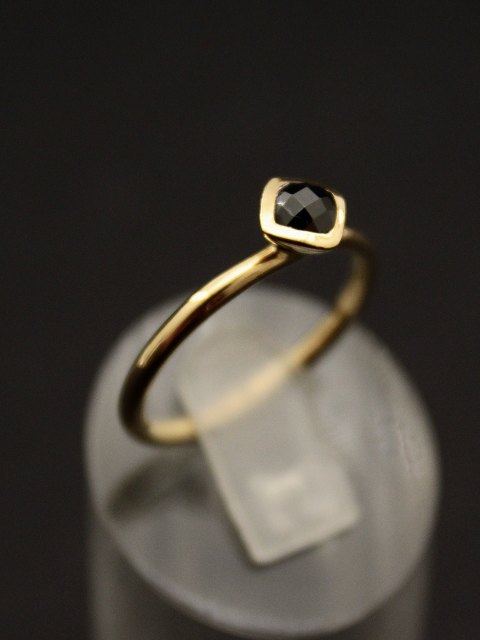 8 karat guld ring  med topaz