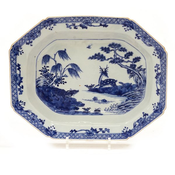 Tiefe blau dekorierte chinesische Platte aus Porzellan. Qing Dynastie 18. 
Jahrhundert. Masse: 30x37cm