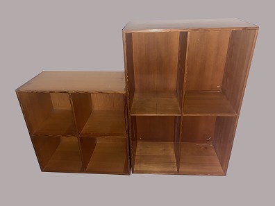 2 reoler
Rud. Rasmussen
Origon Pine
Lille: H: 50 cm; B: 50 cm, D: 28 cm, 1200 kr.
Store H: 76 cm, B: 50 cm, D: 28 cm, 1600 kr.
Dårlig stand, med huller
Mogens Koch
