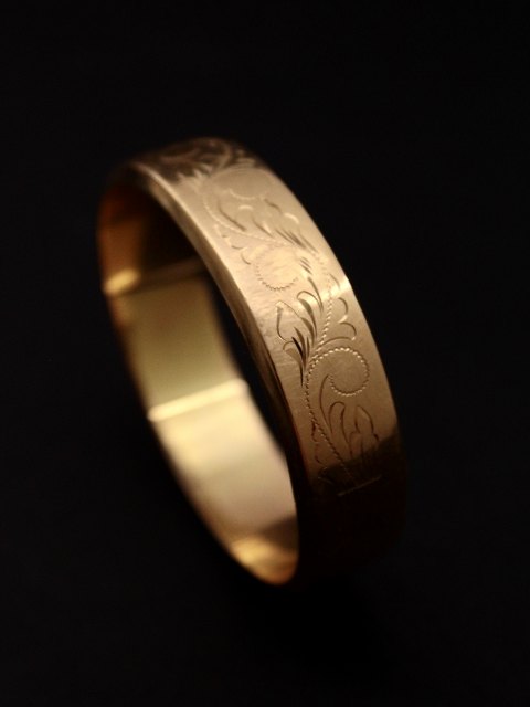 14 carat gold bangle