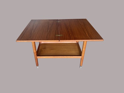 Rolling table with folding and rotating tabletop
P. Jeppesen, marked
Teak
L: 69 cm, W: 45 cm (90 cm), H: 59 cm 
Used, good condition
Grete Jalk
