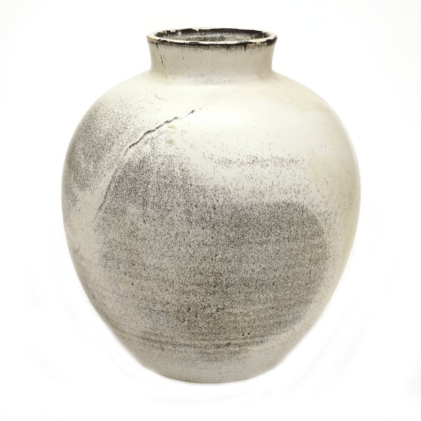 Svend Hammershøi for Kæhler stor vase i lys og sort dobbeltglasur. Signeret 
"HAK". H: 32cm