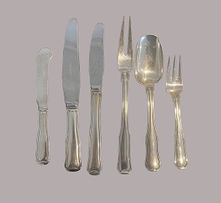 Div. dobbeltriflet bestik, Georg Jensen
Georg Jensen
3 skeer, 18 cm, 3 skeer, 17 cm, 3 knive, langt skaft, 22 cm, 8 knive , langt 
skaft, 19,5 cm, 3 knive, kort skaft, 19,5 cm, 3 knive, kort skaft, 22,5 cm, pr. 
stk. 550 KR.
Smørkniv 850 KR.,
Stegegaffel 1100 KR.
