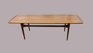 Sofabord med kehlet kant
France og Daverkosen
Teak
L: 150 cm, B: 52 cm, H: 47 cm
Pæn brugt stand, en enkel mindre reparation
Tove og Edvardt kindt Larsen, design 1955
