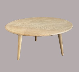 Rundt sofabord
Andreas Tuck, mærket
Massiv eg
D: 100 cm, H: 50 cm
Lettere brugsspor
Hans J. Wegner,  mærket
