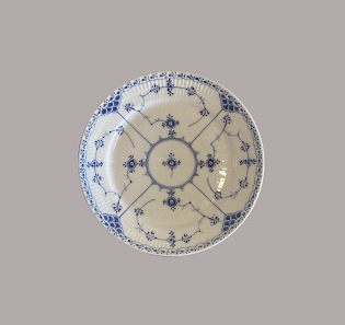 Mussel-painted, half-blond flat plates No. 571, 572 and 577.
Royal Copenhagen
No. 571 (1): 25 cm, 625 DKK
No. 572 (2): D: 22 cm, 450 DKK
No. 577 (8): D: 25 cm, 625 DKK
