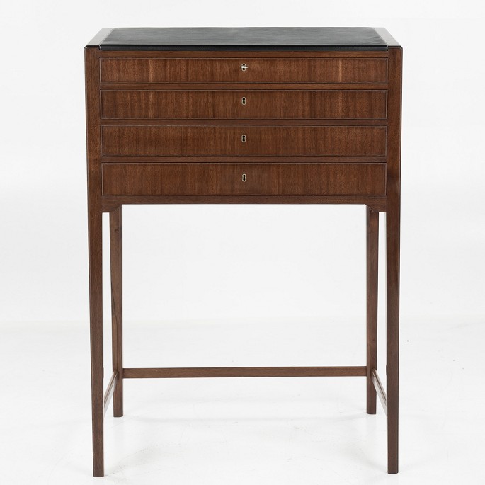 Frits Henningsen / Frits Henningsen
Writing desk in mahogany. Four drawers with profile and top with new black 
leather.
1 pc. in stock
Good condition
