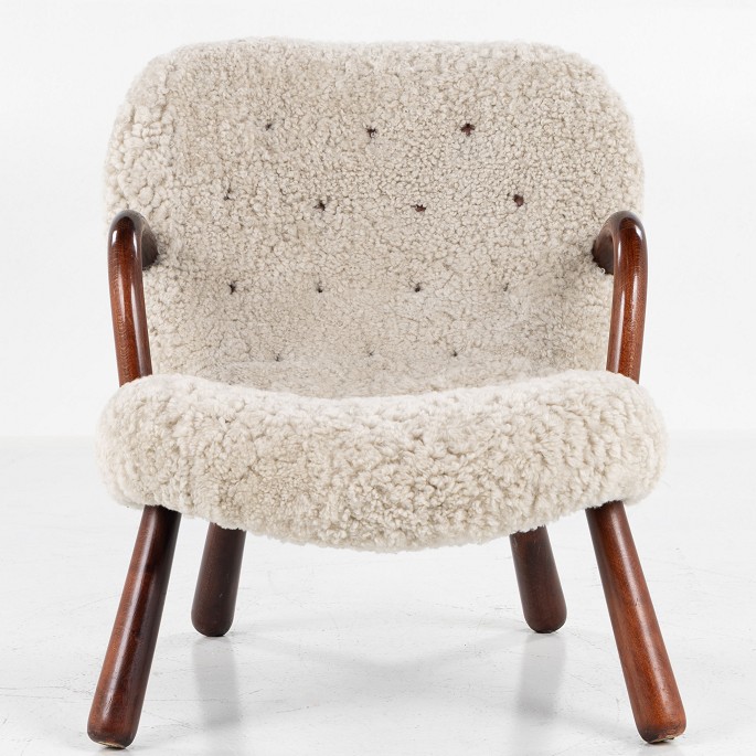 Arnold Madsen / Schubell & Madsen
Early, original shell chair in stained beech with new lambskin and leather 
buttons.
1 pc. in stock
Reupholstered
