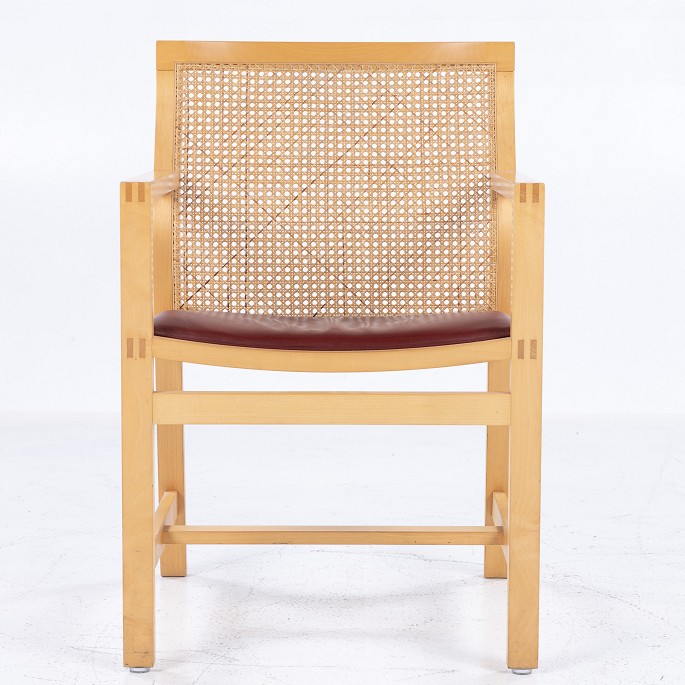 R. Thygensen & J. Sørensen / Botium
7512 - Arm chair from the "Kings Series" in ash and red leather.
1 pc. in stock
Good, used condition
