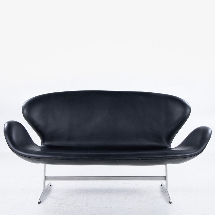Arne Jacobsen / Fritz Hansen
AJ 3321 - ‘Swan sofa’ in black leather with steel frame.
1 pc. in stock
Good, used condition
