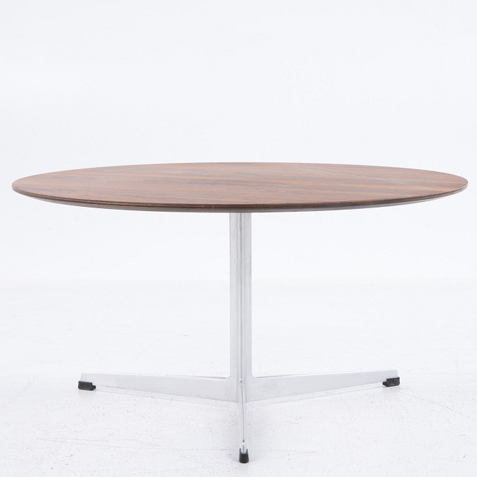 Arne Jacobsen / Fritz Hansen
Round coffee table in rosewood on steel base with three feet.
1 pc. in stock
Good, used condition

