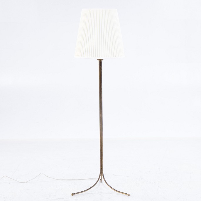 Unknown
Floor lamp in brass on three feet with white shade.
1 pc. in stock
Original condition
