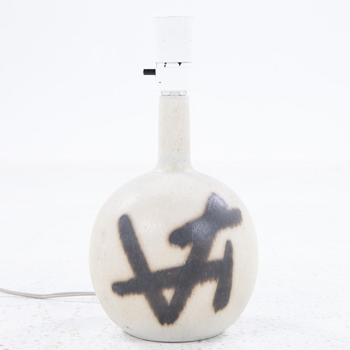 Eigil Hinrichsen / Own workshop
Table lamp in stoneware with black pattern.
The lamp does not come with a shade, but this is available for purchase. Please 
contact us for more information.
1 pc. in stock
Original condition
