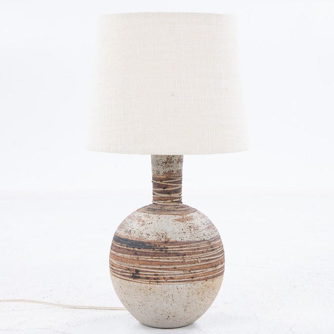 Tue Poulsen / Own workshop
Table lamp in stoneware with a rough surface in earthy colours and white shade.
1 pc. in stock
Original condition
