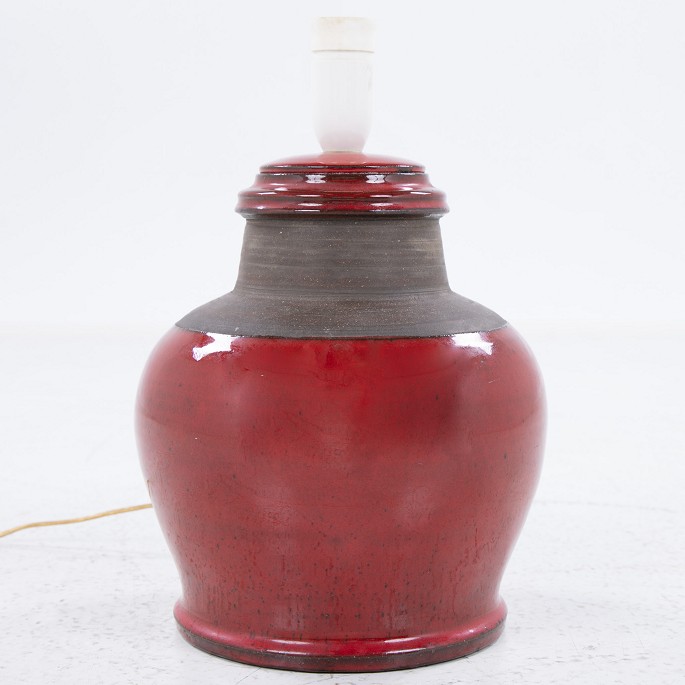 Niels Kähler / Kähler
Table lamp in stoneware with deep red glaze and unglazed dark details.
A shade is not included with the lamp, but is available for purchase. Please 
contact us for more information.
1 pc. in stock
Original condition
