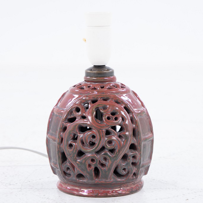 Unknown / Hjorths Fabric
Table lamp in stoneware with decorations in reddish glaze.
 
The lamp does not come with a shade, but this is available for purchase. Please 
contact us for more information.
1 pc. in stock
Original condition
