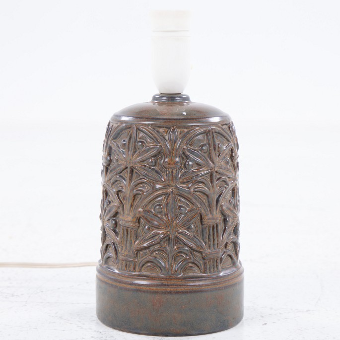Unknown
Stoneware table lamp with pattern in brownish glaze.
The lamp does not come with a shade, but this is available for purchase. Please 
contact us for more information.
1 pc. in stock
Original condition
