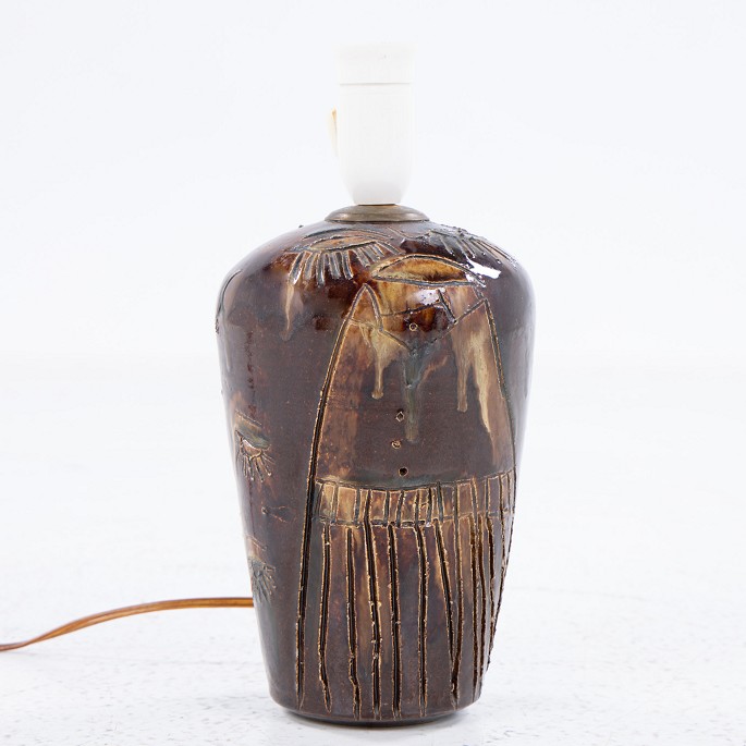 Unknown
Table lamp in stoneware with decorations in brown glaze.
The lamp does not come with a shade, but this is available for purchase. Please 
contact us for more information.
1 pc. in stock
Original condition
