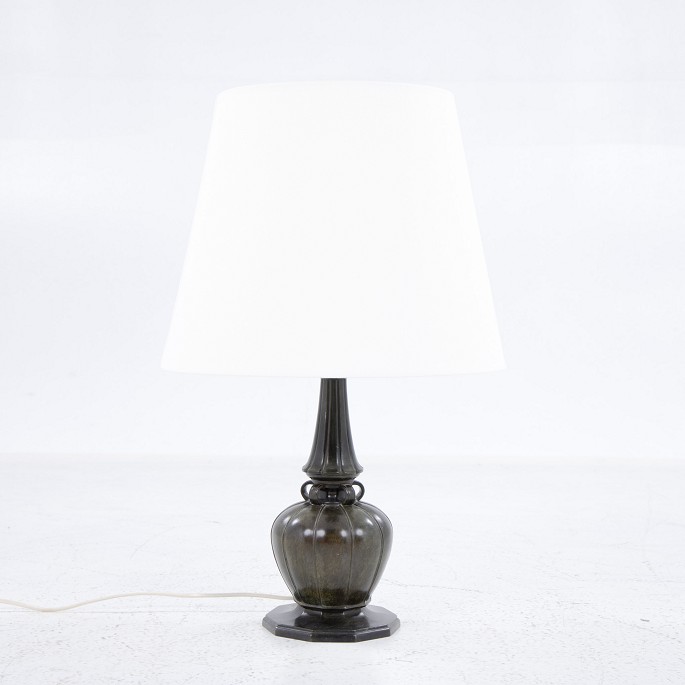 Just Andersen / Own workshop
Table lamp in discometal with shade in white fabric.
1 pc. in stock
Original condition

