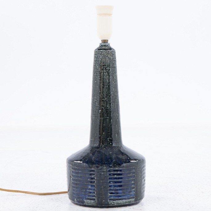 Unknown / Palshus
Table lamp in blue-glazed stoneware.
The lamp does not come with a shade, but this is available for purchase. Please 
contact us for more information.
1 pc. in stock
Original condition

