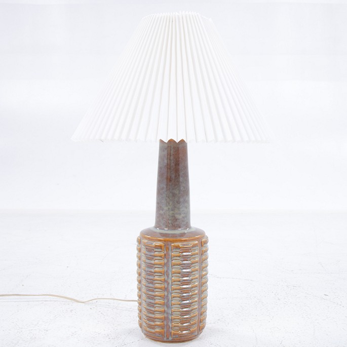 Unknown / Søholm
Ceramic table lamp with reddish brown glaze and white pleated shade.
1 pc. in stock
Good, used condition
